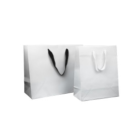 Weiße Tasche mit Mattplastifizierung- Bändchen Griffe