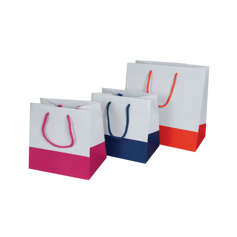 WEISSE TASCHEN MIT FARBIGER BASIS